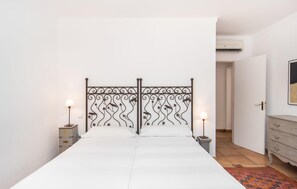 3 bedrooms, in-room safe, iron/ironing board, travel cot - Amazing home in Porto Cristo (Porto Cristo)