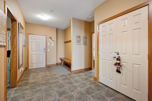 Condo luxo, vista para a montanha, ao lado da pista de esqui | Parte interna