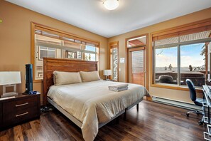 Condo luxo, vista para a montanha, ao lado da pista de esqui | Cortinas blackout, ferros/tábuas de passar roupa, Wi-Fi de cortesia