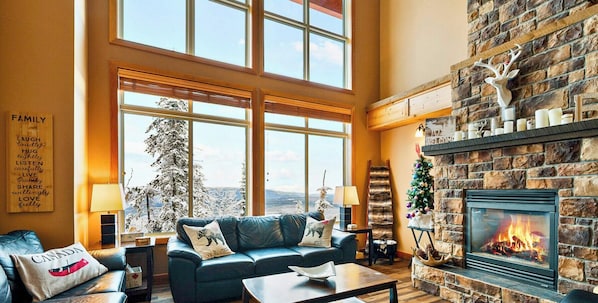 Condo luxo, vista para a montanha, ao lado da pista de esqui | Área de estar | Smart TV 1 polegadas com canais a cabo