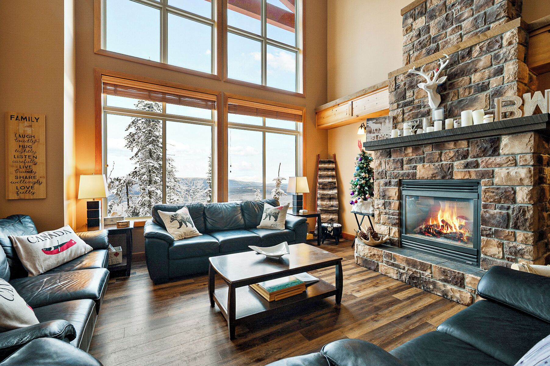 Deluxe Condo, Mountain View, Slope side | Living area