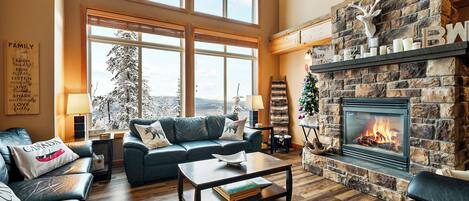 Deluxe Condo, Mountain View, Slope side | Living area
