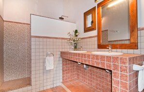 Shower, hair dryer - Nice home in Portocolom with private swimming pool, can be inside or outside (Portocolom)