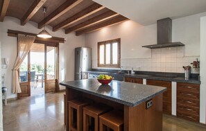 Een koelkast, een oven, een kookplaat, een vaatwasser