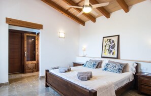 3 slaapkamers, een strijkplank/strijkijzer, reisbedje, gratis wifi