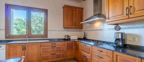 Jääkaappi, uuni, liesi, astianpesukone