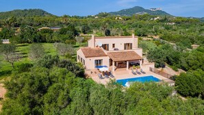 A two-story house with a swimming pool, surrounded by greenery and hills. - Awesome home in Alqueria Blanca (Alqueria Blanca)