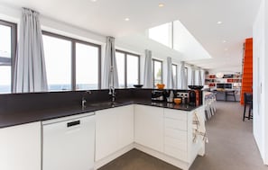 Wasserkocher mit Kaffee-/Teezubehör, Kühlschrank, Mikrowelle, Ofen
