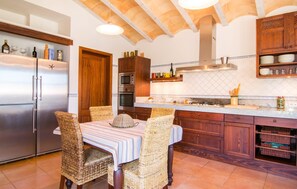 Fridge, microwave, oven, stovetop - Luxurious home in Lloret de Vistalegre (Lloret de Vistalegre)