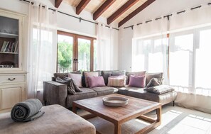 Smart TV, ping pong - Nice home in Porto Colom with private swimming pool, can be inside or outside (Porto Colom)