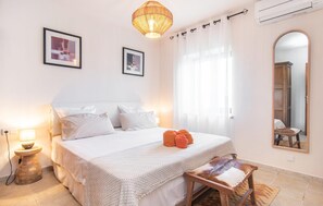 5 bedrooms, in-room safe, iron/ironing board, travel crib - Nice home in Porto Colom with private swimming pool, can be inside or outside (Porto Colom)