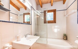 Shower, hair dryer - Cozy home in Santa Margalida (Santa Margalida)