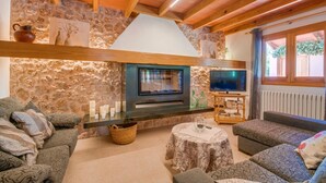 TV, DVD player, table tennis - Pet friendly home in Can Picafort (Can Picafort)