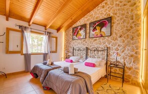 4 bedrooms, in-room safe, iron/ironing board, travel cot - Pet friendly home in Can Picafort (Can Picafort)