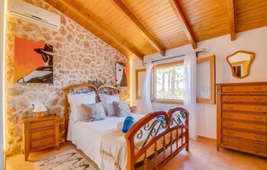 4 bedrooms, in-room safe, iron/ironing board, travel cot - Pet friendly home in Can Picafort (Can Picafort)