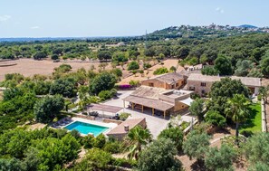 A villa with a swimming pool, terraced garden, and views of a hilltop town. - Gorgeous home in Buger with private swimming pool, can be inside or outside (Buger)