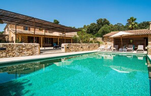 Pool - Gorgeous home in Buger with private swimming pool, can be inside or outside (Buger)