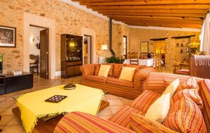TV, DVD player, ping pong - Gorgeous home in Buger with private swimming pool, can be inside or outside (Buger)