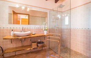 Shower, hair dryer - Lovely home in Calonge with private swimming pool, can be inside or outside (Calonge)