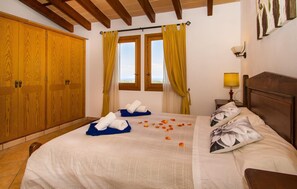 4 bedrooms, in-room safe, iron/ironing board, travel cot - Lovely home in Calonge with private swimming pool, can be inside or outside (Calonge)