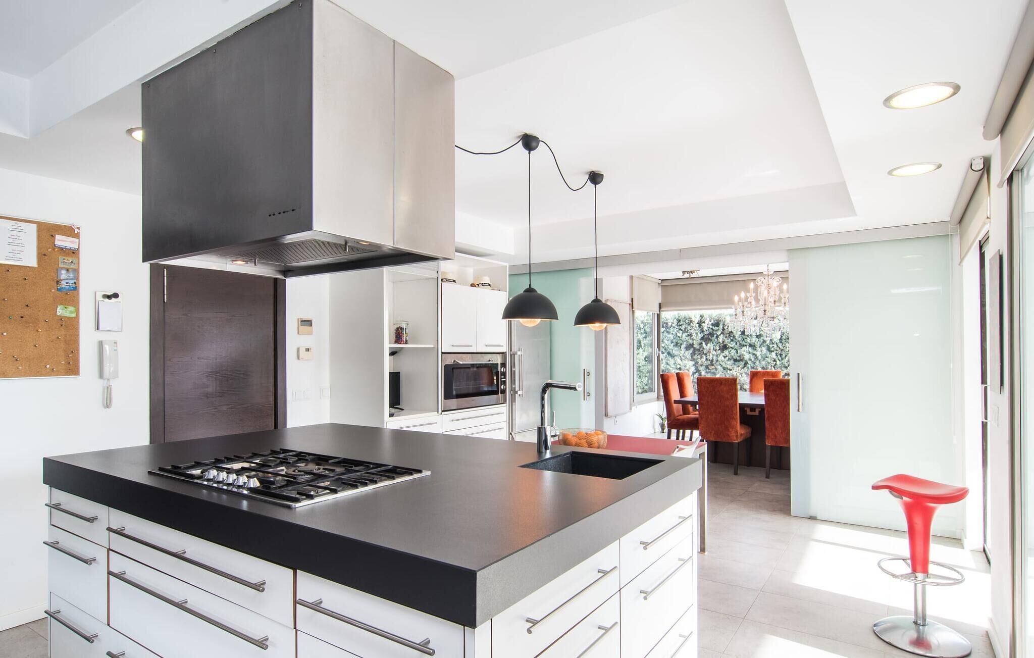 Een koelkast, een oven, een kookplaat, een vaatwasser