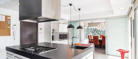 Een koelkast, een oven, een kookplaat, een vaatwasser