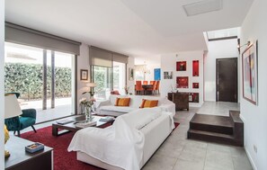 TV - Nice home in Sa Rapita with private swimming pool, can be inside or outside (Sa Rapita)