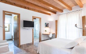 4 chambres, coffres-forts dans les chambres, fer et planche à repasser