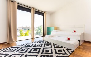 3 habitaciones, tabla de planchar con plancha y cuna de viaje 