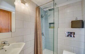 Shower, hair dryer - Cozy home in Cala Ratjada with private swimming pool, can be inside or outside (Cala Ratjada)