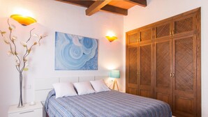 4 bedrooms, iron/ironing board, travel crib, WiFi (free) - Cozy home in Capdepera with private swimming pool, can be inside or outside (Capdepera)