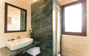 Shower, hair dryer - Lovely home in Santa Margalida (Santa Margalida)