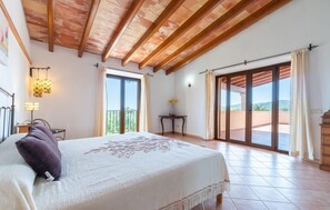 Iron/ironing board, travel cot, free WiFi - Beautiful home in Cala Murada (Cala Murada)
