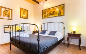 3 habitaciones, tabla de planchar con plancha y cuna de viaje 