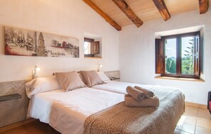 5 bedrooms, in-room safe, iron/ironing board, travel cot - Amazing home in Manacor with private swimming pool, can be inside or outside (Manacor)