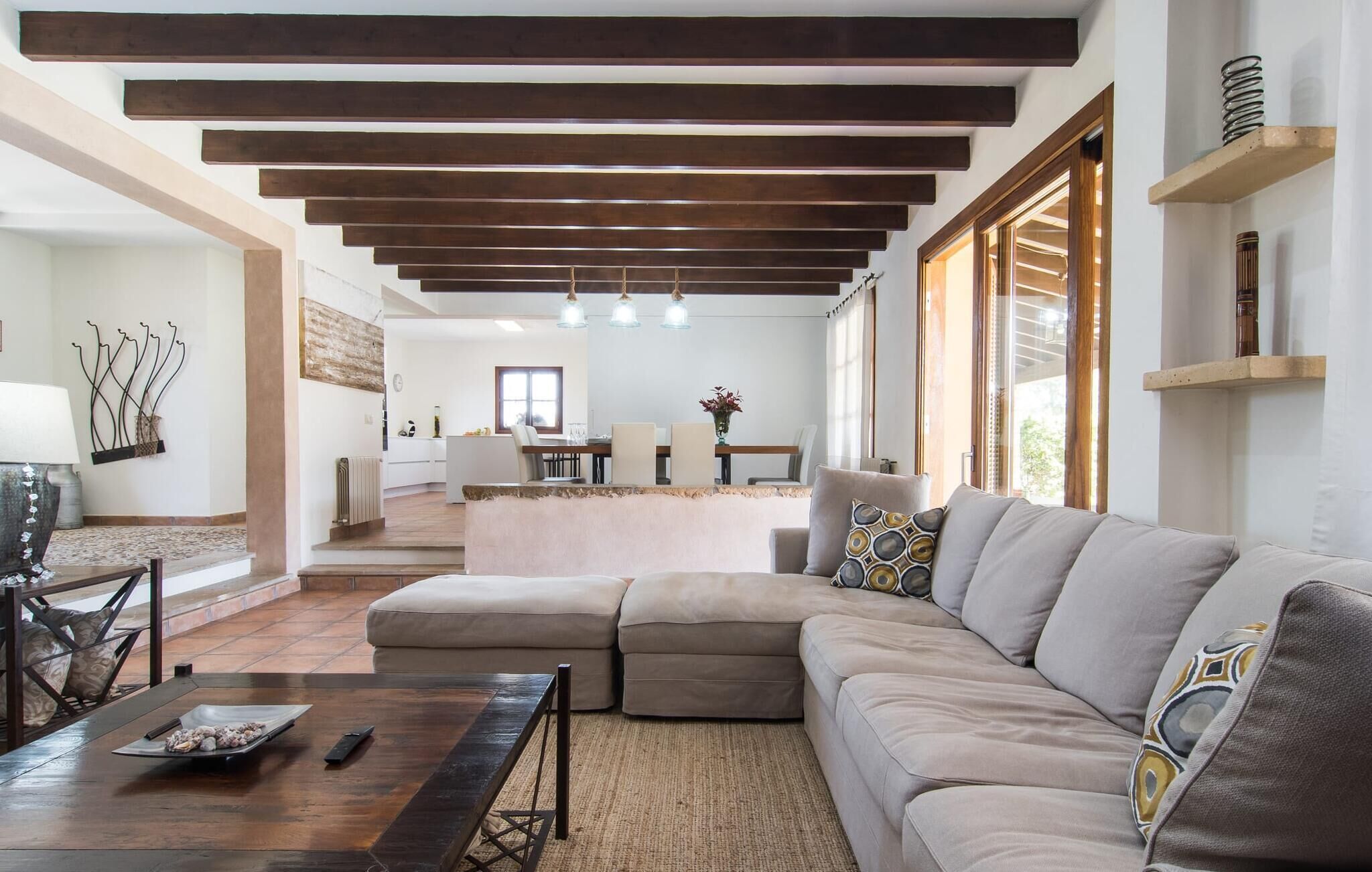 Una Smart TV, un reproductor de DVD, una mesa de tenis de mesa