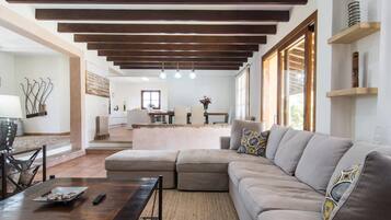 Una Smart TV, un reproductor de DVD, una mesa de tenis de mesa