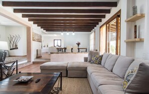 Una Smart TV, un reproductor de DVD, una mesa de tenis de mesa