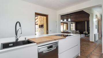 Frigorífico, horno, placa de cocina y lavavajillas