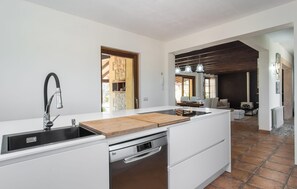 Frigorífico, horno, placa de cocina y lavavajillas