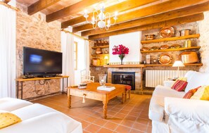 TV - Nice home in Campos with private swimming pool, can be inside or outside (Campos)