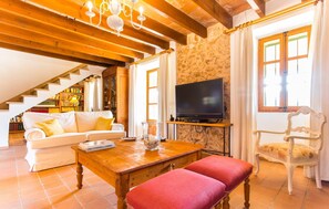TV - Nice home in Campos with private swimming pool, can be inside or outside (Campos)