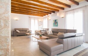 TV, DVD player, ping pong - Nice home in Felanitx with private swimming pool, can be inside or outside (Felanitx)