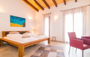 Iron/ironing board, travel cot, free WiFi - Nice home in Felanitx with private swimming pool, can be inside or outside (Felanitx)