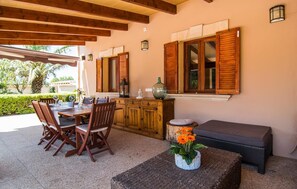 Outdoor dining - Lovely home in Buger with private swimming pool, can be inside or outside (Buger)