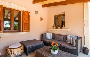 Property grounds - Lovely home in Buger with private swimming pool, can be inside or outside (Buger)