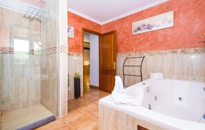 Shower, hair dryer - Lovely home in Buger with private swimming pool, can be inside or outside (Buger)