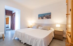 2 habitaciones, tabla de planchar con plancha y cuna de viaje 