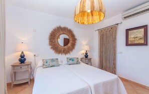 4 bedrooms, iron/ironing board, travel cot, free WiFi - Amazing home in Portocolom with private swimming pool, can be inside or outside (Portocolom)