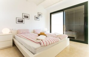 Iron/ironing board, travel crib, free WiFi